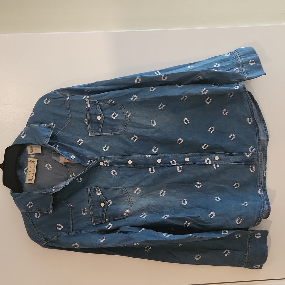 Ladies long sleeve lightweight denim snap blouse. Xlg